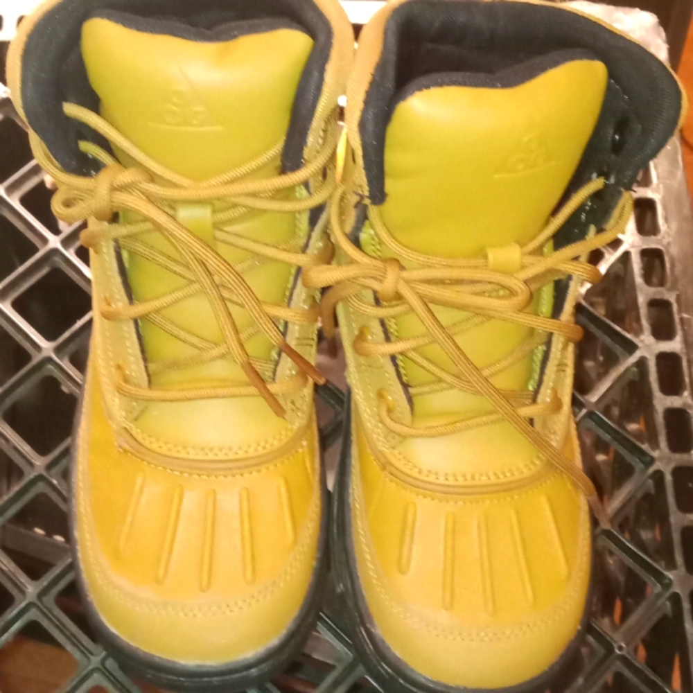 A pair of tan and black Nike boots, they are fairly brand new... Only wore once.
